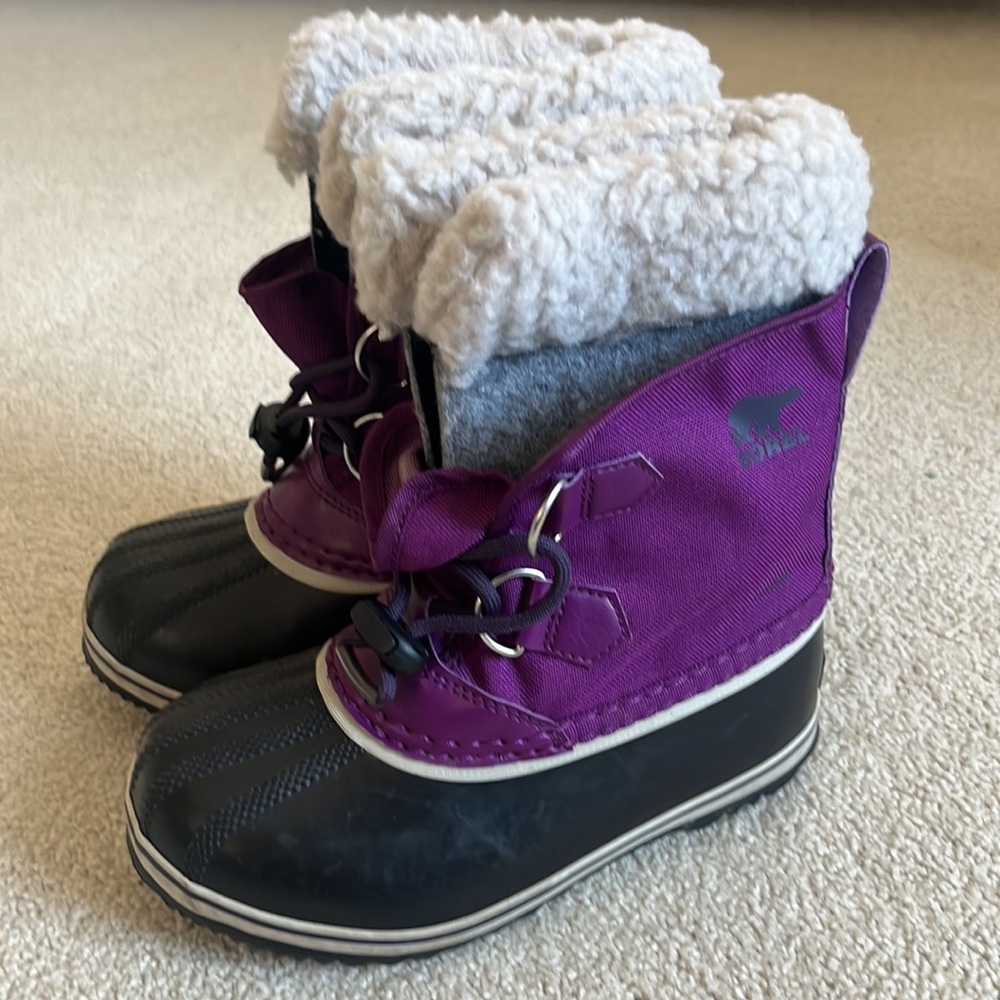 Sorel Girls Winter Boots w/ wool lining. Excellent condition!